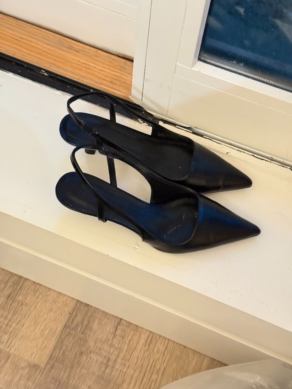 Like New h&m black pointed-toe slingback kitten heels W7